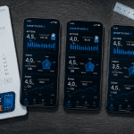 Comparatif smartphone, trois téléphones sur table avec tests
