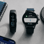 montre connectée ou bracelet posés côte à côte