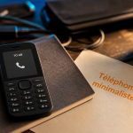 Telephone minimaliste noir, écran monochrome, choix déconnexion